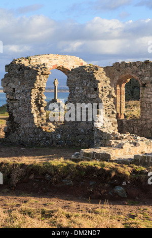 Historique Datant Du 16e siècle ruines de l'église St Dwynwen avec croix celtique sur l'île Llanddwyn Ynys, Isle of Anglesey, au nord du Pays de Galles, Royaume-Uni Banque D'Images