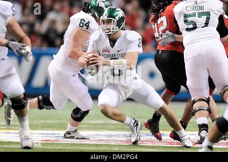 Michigan State quarterback Kirk Cousins (8) brouille au premier semestre l'action dans le jeu entre le Michigan et le St Spartiates Texas Tech Red Raiders d'être joué à l'Alamodome de San Antonio, Texas. Texas Tech mène à la mi-temps, 20-14. (Crédit Image : © Steven Leija/global/ZUMApress.com) Southcreek Banque D'Images