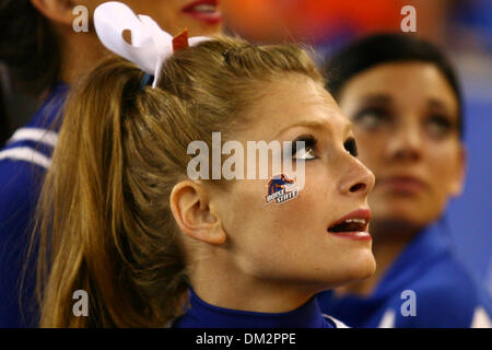 Boise State Broncos bataille contre le TCU Horned Frogs dans la 39e Fiesta Bowl annuel parrainé par les Tostitos. Un Boise State Cheerleader obtient le Bronco fans. (Crédit Image : © Tony Leon/ZUMApress.com) Southcreek/mondial Banque D'Images