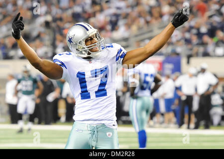 Cowboys de Dallas receveur Sam Hurd (17) pompes jusqu'à la foule en première partie l'action dans la NFL Playoffs NFC - match de football entre les Philadelphia Eagles et Cowboys de Dallas au Cowboys Stadium à Arlington, au Texas. Cowboys à l'encontre de l'Eagles, 34-14. (Crédit Image : © Steven Leija/global/ZUMApress.com) Southcreek Banque D'Images