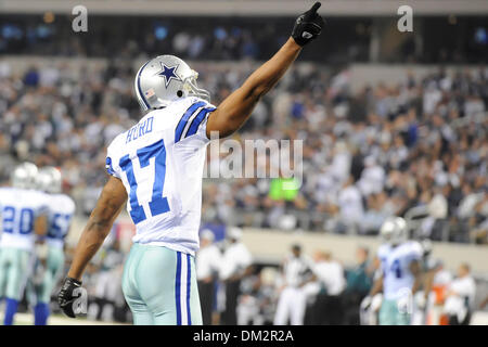 Cowboys de Dallas receveur Sam Hurd (17) pompes jusqu'à la foule en première partie l'action dans la NFL Playoffs NFC - match de football entre les Philadelphia Eagles et Cowboys de Dallas au Cowboys Stadium à Arlington, au Texas. Cowboys à l'encontre de l'Eagles, 34-14. (Crédit Image : © Steven Leija/global/ZUMApress.com) Southcreek Banque D'Images