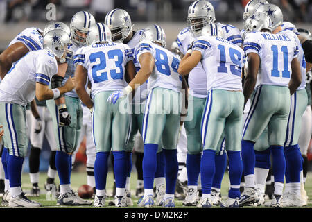 Les Dallas Cowboys conciliabules infraction au premier semestre l'action dans le NFL Playoffs NFC - match de football entre les Philadelphia Eagles et Cowboys de Dallas au Cowboys Stadium à Arlington, au Texas. Cowboys à l'encontre de l'Eagles, 34-14. (Crédit Image : © Steven Leija/global/ZUMApress.com) Southcreek Banque D'Images