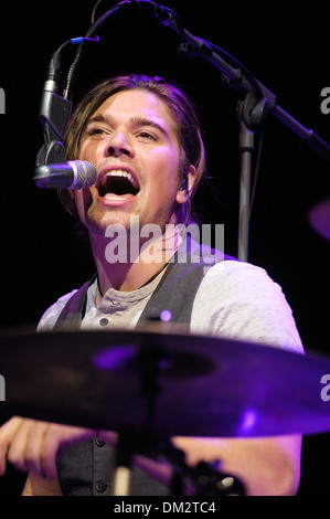 Hanson joue IndigO2 le 08/12/2013 à IndigO2, Londres. anson est un groupe de rock pop Américaine de Tulsa, Oklahoma formée des frères Isaac (guitare, piano, chant), Taylor (claviers, piano, guitare, batterie, chant), et Zac (batterie, piano, guitare, chant). Les personnes sur la photo : Zac Hanson. Photo par Julie Edwards Banque D'Images