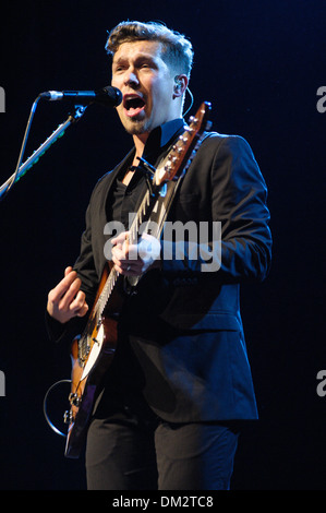 Hanson joue IndigO2 le 08/12/2013 à IndigO2, Londres. anson est un groupe de rock pop Américaine de Tulsa, Oklahoma formée des frères Isaac (guitare, piano, chant), Taylor (claviers, piano, guitare, batterie, chant), et Zac (batterie, piano, guitare, chant). Les personnes sur la photo : Isaac Hanson. Photo par Julie Edwards Banque D'Images