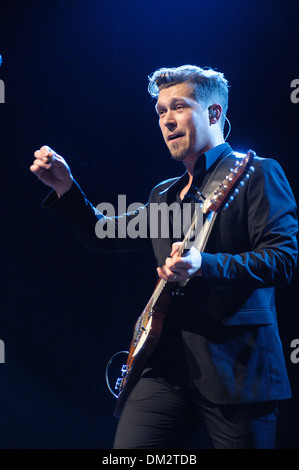 Hanson joue IndigO2 le 08/12/2013 à IndigO2, Londres. anson est un groupe de rock pop Américaine de Tulsa, Oklahoma formée des frères Isaac (guitare, piano, chant), Taylor (claviers, piano, guitare, batterie, chant), et Zac (batterie, piano, guitare, chant). Les personnes sur la photo : Isaac Hanson, Taylor Hanson, Zac Hanson. Photo par Julie Edwards Banque D'Images