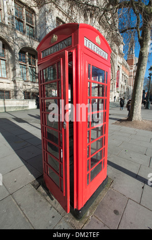 Modèle emblématique K6 téléphone rouge fort, conçu par Sir Giles Gilbert Scott, South Kensington, London, England, UK Banque D'Images