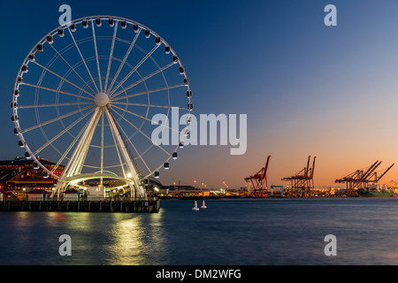 Grande Roue et port de Seattle au coucher du soleil, Seattle, Washington, USA Banque D'Images