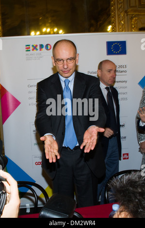 Contrat signature dieux participation de l'Union européenne à Milan Expo 2015 Enrico Letta Président du Conseil des ministres Banque D'Images