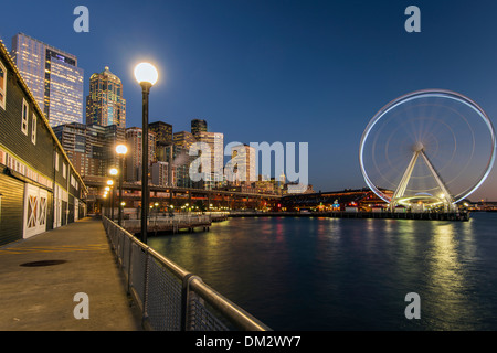 Bord de l'eau et Grande Roue by night, Seattle, Washington, USA Banque D'Images