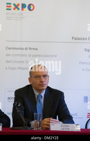 Contrat signature dieux participation de l'Union européenne à Milan Expo 2015 Enrico Letta Président du Conseil des ministres Banque D'Images