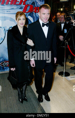 18 novembre 2002 - Londres, Grande-Bretagne - Â©ELLIS O'BRIEN/ linkUK 18/11/02..Madonna et Guy Ritchie..JAMES BOND ''DIE ANOTHER DAY'' .-ROYAL GALA.-Royal Albert Hall, Londres..18/11/02.K27255 . ELLIS O'BRIEN/ LINK/ PREMIÈRE POUR L'AMÉRIQUE DU NORD ET DU SUD UNIQUEMENT(Image Crédit : © Globe Photos/ZUMAPRESS.com) Banque D'Images