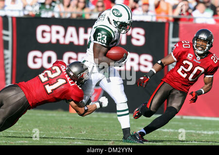New York Jets running back Shonn Greene (23) attmpts pour éviter l'attaquer à partir de Tampa Bay Buccaneers coffre Sabby Piscitelli (21) et ronde évoluait Barber (20) au cours de la NFL football match entre les New York Jets et Tampa Bay Buccaneers chez Raymond James Stadium de Tampa, Floride. Les Jets défait les Buccaneers 26-3. (Crédit Image : © Don Montague/global/ZUMApress Southcreek.c Banque D'Images