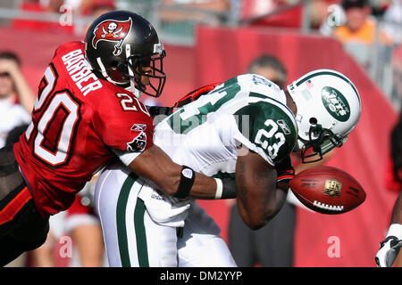 Tampa Bay Buccaneers Ronde évoluait de coiffure (20) le ballon de New York Jets running back Shonn Greene (23) au cours de la NFL football match entre les New York Jets et Tampa Bay Buccaneers chez Raymond James Stadium de Tampa, Floride. Les Jets défait les Buccaneers 26-3. (Crédit Image : © Don Montague/ZUMApress.com) Southcreek/mondial Banque D'Images