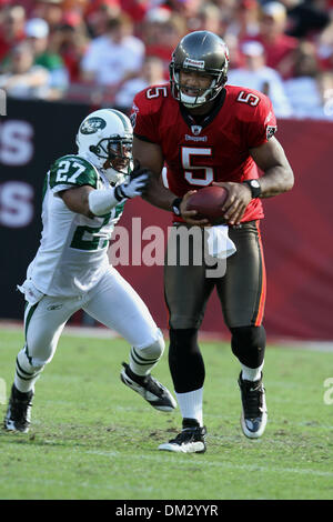 Tampa Bay Buccaneers quarterback Josh Freeman (5) tente d'éviter le sac de New York Jets Donald évoluait Strickland (27) au cours de la NFL football match entre les New York Jets et Tampa Bay Buccaneers chez Raymond James Stadium de Tampa, Floride. Les Jets défait les Buccaneers 26-3. (Crédit Image : © Don Montague/ZUMApress.com) Southcreek/mondial Banque D'Images