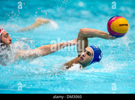 (131211) -- ZAGREB, 11 décembre 2013 (Xinhua) - Ioannis Fountoulis de Grèce (R) tire la balle pendant la ligue mondiale de water-polo de la FINA le groupe B match contre la Croatie à Zagreb, Croatie, 10 décembre 2013. La Grèce a gagné 12-11 après tirs au but. (Xinhua/Lisanin Miso)(yt) Banque D'Images