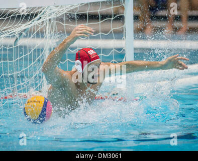 (131211) -- ZAGREB, 11 décembre 2013 (Xinhua) - Gardien de Stefanos Galanopoulos de la Grèce enregistre la mort au cours de la Ligue mondiale de water-polo de la FINA le groupe B match contre la Croatie à Zagreb, Croatie, 10 décembre 2013. La Grèce a gagné 12-11 après tirs au but.(Xinhua/Lisanin Miso)(yt) Banque D'Images