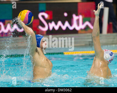 (131211) -- ZAGREB, 11 décembre 2013 (Xinhua) - Dervisis de Grèce (L) tire la balle pendant la ligue mondiale de water-polo de la FINA le groupe B match contre la Croatie à Zagreb, Croatie, 10 décembre 2013. La Grèce a gagné 12-11 après tirs au but. (Xinhua/Lisanin Miso)(yt) Banque D'Images