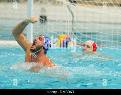 (131211) -- ZAGREB, 11 décembre 2013 (AFP) - de la Grèce Christodoulos Kolomvos (L) célèbre après avoir marqué un but lors de la Ligue mondiale de water-polo de la FINA le groupe B match contre la Croatie à Zagreb, Croatie, 10 décembre 2013. La Grèce a gagné 12-11 après tirs au but. (Xinhua/Lisanin Miso)(yt) Banque D'Images