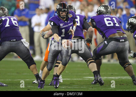 Boise State Broncos bataille contre le TCU Horned Frogs dans la 39e Fiesta Bowl annuel parrainé par les Tostitos. TCU quarterback Andy Dalton se prépare à faire une main. (Crédit Image : © Tony Leon/ZUMApress.com) Southcreek/mondial Banque D'Images