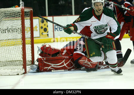Aile droite Houston Aeros Jean-Michel Daoust (62) célèbre après avoir marqué le but gagnant en plus de temps. Le Houston Aeros défait les Griffins de Grand Rapids en prolongation 1 - 0 au Toyota Center de Houston, Texas. (Crédit Image : © Luis Leyva/ZUMApress.com) Southcreek/mondial Banque D'Images