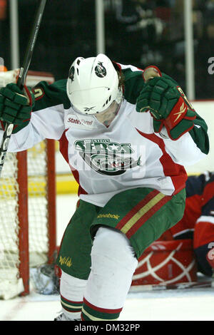 Aile droite Houston Aeros Jean-Michel Daoust (62) célèbre après avoir marqué le but gagnant en plus de temps. Le Houston Aeros défait les Griffins de Grand Rapids en prolongation 1 - 0 au Toyota Center de Houston, Texas. (Crédit Image : © Luis Leyva/ZUMApress.com) Southcreek/mondial Banque D'Images