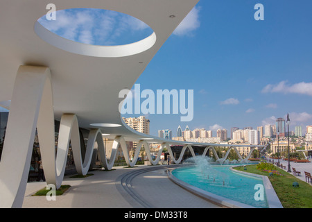 L'Azerbaïdjan, du Caucase, de l'Eurasie, Bakou, Ville, architecture, vide, moderne, nouveau, parc, étang, Skyline, terrasse Banque D'Images