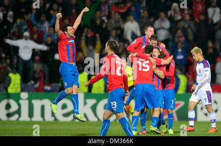 Marian Cisovsky de FC Viktoria Plzen, gauche, célèbre après avoir remporté la 6ème manche de la Ligue des Champions match contre le CSKA Moscou a joué à Plzen, République tchèque, le 10 décembre 2013. Keisuke Honda du CSKA Moscou à la droite. (Photo/CTK Michal Kamaryt) Banque D'Images