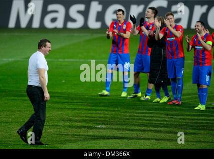 Pavel Vrba, entraîneur du FC Viktoria Plzen, gauche, célèbre après avoir remporté la 6ème manche de la Ligue des Champions match contre le CSKA Moscou a joué à Plzen, République tchèque, le 10 décembre 2013. (Photo/CTK Michal Kamaryt) Banque D'Images