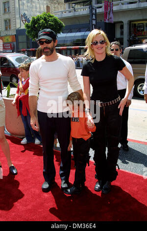 28 juillet 2002 - Pasadena, Californie - SPY KIDS 2 L'ÎLE DES RÊVES PERDUS.PREMIERE AT GRAUMAN'S CHINESE THEATRE.À LOS ANGELES, CA.ANTONIO BANDERAS AVEC FEMME MELANIE GRIFFITH.et leur fille. BARRETT / 7-28-2002 FITZROY K25682FB (D)(Image Crédit : © Globe Photos/ZUMAPRESS.com) Banque D'Images