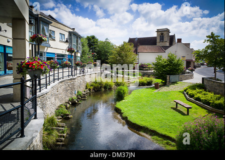 Marden rivière qui coule à travers le centre-ville de Calne UK Banque D'Images