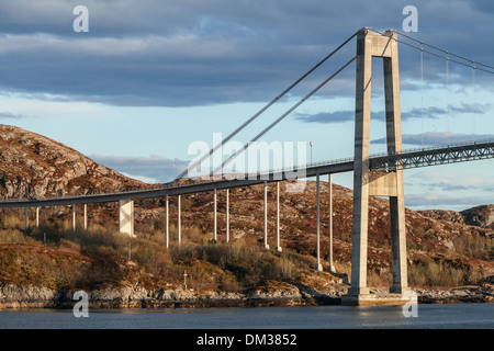 Pont à haubans de l'automobile. Rorvik ville, Norvège Banque D'Images