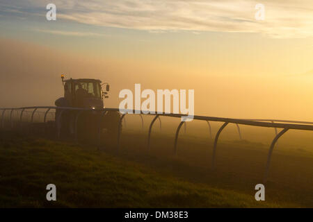 Middleham, Yorkshire, Royaume-Uni. 11 décembre 2013. Météo britannique brouillard tôt le matin et couche d'inversion sur Middleham Gallops, North Yorkshire Dales. Middleham où le nivellement du tracteur atteint des galets. Middleham a sa propre herbe et des galops tous temps sur les basses et hautes Maures. Middleham est établi comme un centre de formation de premier plan au Royaume-Uni où quinze formateurs sont basés. Les installations et la disposition ont continué de s'améliorer permettant aux entraîneurs d'envoyer des athlètes en forme et compétitifs et ont été récompensés par de nouveaux succès au plus haut niveau. Banque D'Images