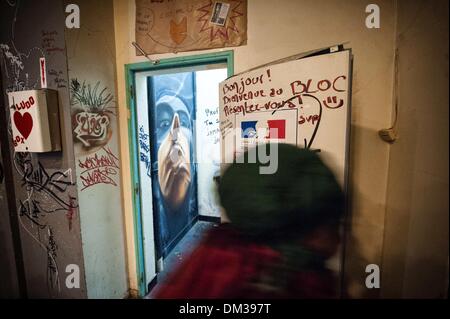 Paris, France. 9Th Jul 2013. Après la décision du gouvernement d'expulser les habitants de l'accroupissement ''le bloc'', qui accueille 200 personnes, Medecins du monde et le DAL ont organisé une manifestation de protestation et essayé d'éviter l'expulsion.Photo : Romain Carre/NurPhoto NurPhoto © Romain Carre//ZUMAPRESS.com/Alamy Live News Banque D'Images