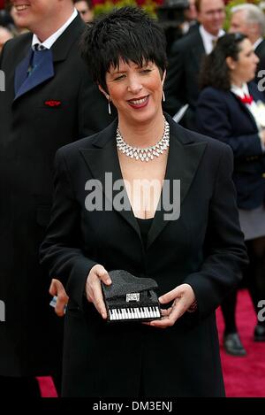 Mar. 24, 2002 - Los Angeles, Californie - K24518FB:74ÈME ACADEMY AWARDS . KODAK THEATRE.HOLLYWOOD AU HIGHLAND.Hollywood, CA 03/24/2002. FITZROY BARRETT/ 2002.DIANE WARREN(Image Crédit : © Globe Photos/ZUMAPRESS.com) Banque D'Images