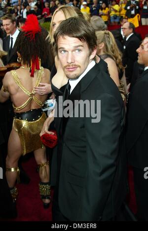 Mar. 24, 2002 - Los Angeles, Californie - K24518FB:74ÈME ACADEMY AWARDS . KODAK THEATRE.HOLLYWOOD AU HIGHLAND.Hollywood, CA 03/24/2002. FITZROY BARRETT/ 2002.Ethan Hawke(Image Crédit : © Globe Photos/ZUMAPRESS.com) Banque D'Images