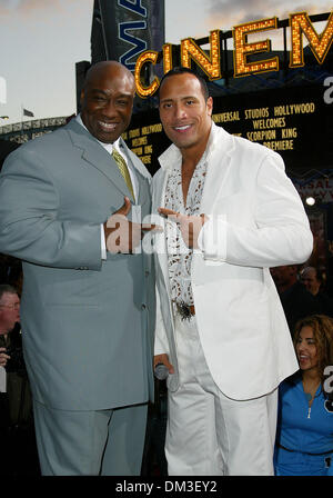 17 avril 2002 - Los Angeles, Californie - LE ROI SCORPION.premiere.AMPHITHEATE UNIVERSELLE À LOS ANGELES, CA.MICHAEL CLARKE DUNCAN ET LE ROCK (Dwayne Johnson). BARRETT / 4-17-2002 FITZROY K24625FB (D)(Image Crédit : © Globe Photos/ZUMAPRESS.com) Banque D'Images