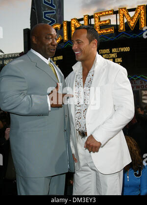 17 avril 2002 - Los Angeles, Californie - LE ROI SCORPION.premiere.AMPHITHEATE UNIVERSELLE À LOS ANGELES, CA.MICHAEL CLARKE DUNCAN ET LE ROCK (Dwayne Johnson). BARRETT / 4-17-2002 FITZROY K24625FB (D)(Image Crédit : © Globe Photos/ZUMAPRESS.com) Banque D'Images