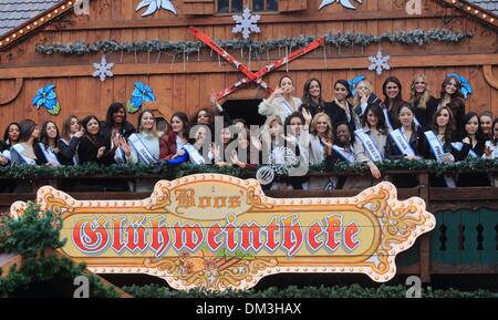 Magdeburg, Allemagne. Dec 11, 2013. Les participants posent pour une photo sur un gluehweine stand au marché de Noël pour le concours de Miss Intercontinental 2013 à Magdeburg, Allemagne, 11 décembre 2013. Au total, 59 jeunes femmes de 59 pays seront en compétition pour le titre Intercontinental manquer à Magdebourg le 14 décembre 2013. Photo : JENS WOLF/dpa/Alamy Live News Banque D'Images