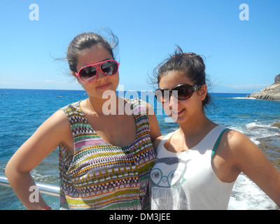 Femme, jeune fille, adolescente, la mer, Tenerife, Canaries, Espagne, Européen, lunettes de soleil, les femmes, deux, rire Banque D'Images