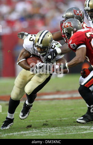New Orleans Saints d'utiliser de nouveau Pierre Thomas (23) tente d'éviter un plaquage de Tampa Bay Buccaneers Ronde évoluait de coiffure (20) au cours de la NFL football match entre les New Orleans Saints et Tampa Bay Buccaneers au Raymond James Stadium de Tampa Bay, en Floride. Les Saints défait les Buccaneers 38-7. (Crédit Image : © Don Montague/ZUMApress.com) Southcreek/mondial Banque D'Images