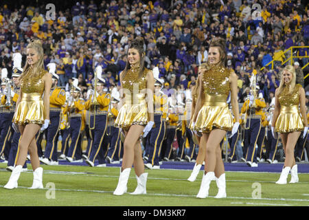 Le Golden Girls prendre du champ avec la bande de la LSU avant un match entre l'Ouest SEC l'Arkansas et la LSU Tigers Craftsman aspirateur avale dans Tiger Stadium. LSU allait gagner le match en prolongation, 33-30. (Crédit Image : © Stacy Revere/ZUMApress.com) Southcreek/mondial Banque D'Images