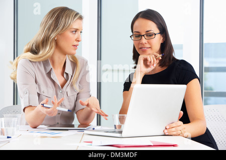 Deux Businesswomen Meeting in Office Banque D'Images