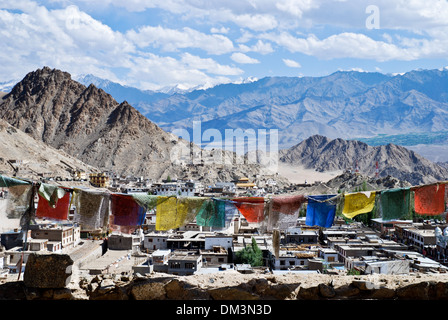 Le Ladakh, Inde - 12 juillet 2009 : les drapeaux de prières bouddhistes et une vue aérienne de la ville de Leh, entouré de montagnes Banque D'Images