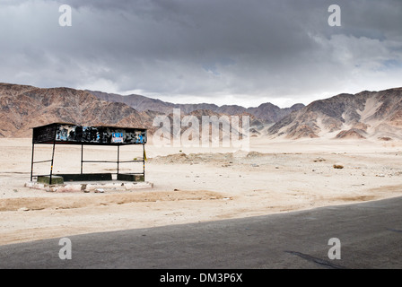 Le Ladakh, Inde - 13 juillet 2009 : un arrêt de bus dans une région éloignée. Banque D'Images