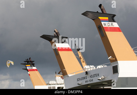 D'entonnoirs un ferry appartenant à l'Wyker Dampfschiffs-Reederei les activités du traversier reliant Dagebüll, Föhr et d'Amrum. Banque D'Images