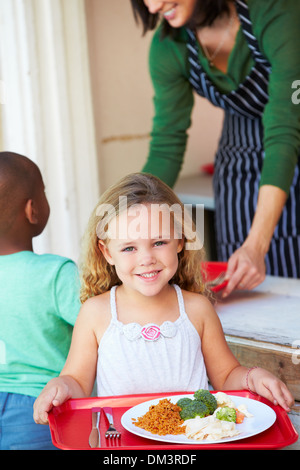 Élève du primaire La collecte dîner santé en Cafétéria Banque D'Images