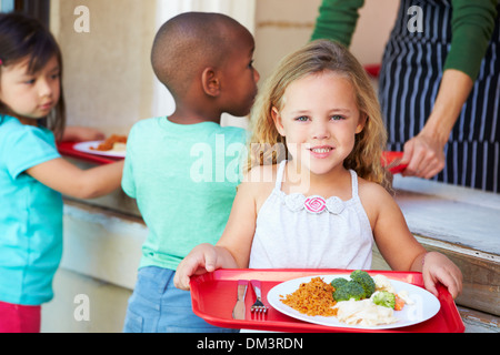 Les élèves du primaire La collecte dîner santé en Cafétéria Banque D'Images