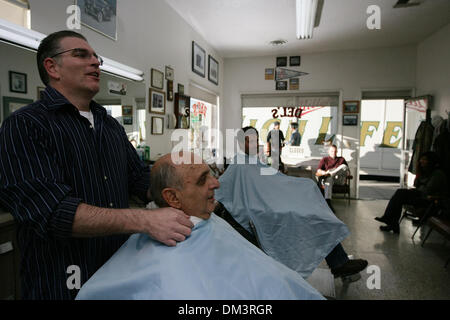 A 50-year-old Escondido CA, un coiffeur qui utilise toujours ses chaises d'origine s'est trouvé vivant la grande vie qu'il a été choisi pour faire partie d'un national commercial pour la bière Miller. Les sections locales qui seront au préparer leur scène en une petite équipe de production a repris le coin d'une intersection achalandée pendant une journée pour film ce qu'est répandu pour être une entreprise commerciale que l'ait Banque D'Images