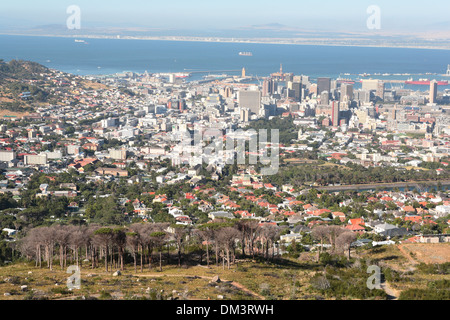 Vue aérienne de Cape Town Central Business District avec Table Bay à l'arrière-plan, vue sur les coteaux de la Montagne de la table Banque D'Images