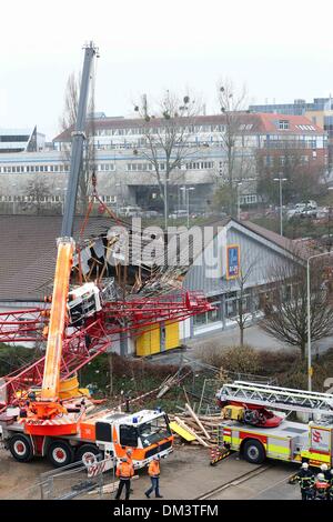 Francfort, Allemagne. Dec 11, 2013. Les sauveteurs sont vus sur le site de l'écrasement à Bad-Homburg, près de Francfort, Allemagne, le 11 décembre, 2013. Une grue s'est écrasé sur un supermarché dans la ville allemande de Bad-Homburg près de Frankfurt am Main le mercredi, causant au moins cinq blessés et peut-être un décès, les médias locaux ont rapporté. Credit : Luo Huanhuan/Xinhua/Alamy Live News Banque D'Images